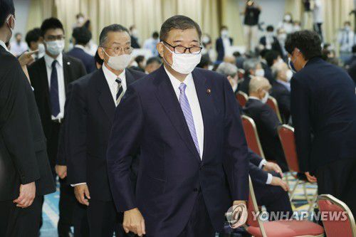 日자민당 총재 선거에 참여하는 이시바 전 간사장(도쿄 교도=연합뉴스) 이시바 시게루(石破茂) 전 자민당 간사장이 14일 오후 2시부터 도쿄도(東京都) 미나토(港)구의 한 호텔에서 진행된 자민당 총재 선거 투개표에 참석하고 있다. 이시바 전 간사장은 총재 선거 후보 중 한 명이다. 2020.9.14 [재판매 및 DB 금지] hojun@yna.co.kr