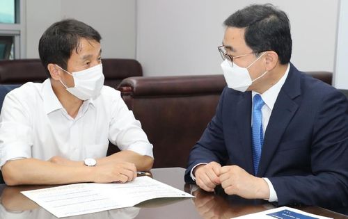 한병도 의원(왼쪽) 만나 현안 건의하는 허성무 창원시장(오른쪽)[창원시 제공. 재판매 및 DB 금지]