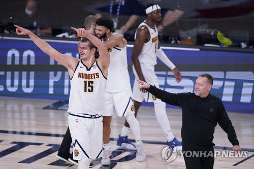 승리 확정 후 기뻐하는 덴버 선수들. [AP=연합뉴스]