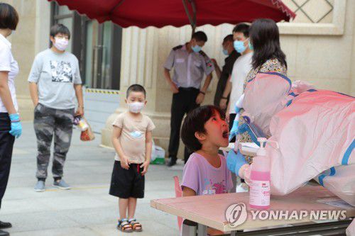 코로나19 검사받는 중국 어린이[EPA=연합뉴스 자료사진]