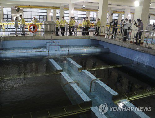 부산시 덕산정수장 입상활성탄여과지 점검연합뉴스 자료 사진