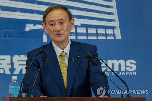 일본 자민당 당사에서 첫 기자회견 하는 스가 신임 총재(도쿄 로이터=연합뉴스) 스가 요시히데 일본 관방장관이 지난 14일 자민당 총재 경선에서 차기 총재로 선출된 뒤 도쿄의 당사에서 기자회견을 하고 있다. jsmoon@yna.co.kr