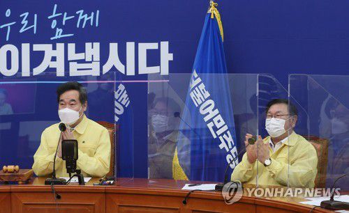 최고위원회의 주재하는 민주당 이낙연 대표(서울=연합뉴스) 안정원 기자 = 더불어민주당 이낙연 대표가 16일 오전 서울 여의도 국회에서 열린 최고위원회의에서 전주시와 화상회의를 하고 있다. 2020.9.16 jeong@yna.co.kr