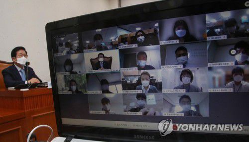 취임 100일 화상 기자간담회하는 박병석 국회의장(서울=연합뉴스) 진성철 기자 = 박병석 국회의장이 16일 오후 서울 여의도 국회에서 코로나19 시대에 맞춰 비대면 방식으로 취임 100일 화상 기자간담회를 하고 있다. zjin@yna.co.kr