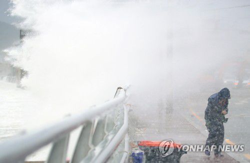 해안도로 덮치는 거친 파도(포항=연합뉴스) 지난 7일 경북 포항시 남구 구룡포 해안도로에 태풍 하이선의 영향으로 거칠어진 파도가 덮치고 있다. [연합뉴스 자료사진]