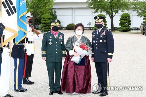 기념 촬영하는 박한기 합참의장(서울=연합뉴스) 박한기 합참의장(왼쪽)이 17일 서울 용산 미군기지 나이트필드 연병장에서 열린 합참의장 환송식에서 로버트 에이브럼스 주한미군 사령관(오른쪽)으로부터 훈장과 감사패를 받은 뒤 기념 촬영을 하고 있다. [사진공동취재단] photo@yna.co.kr