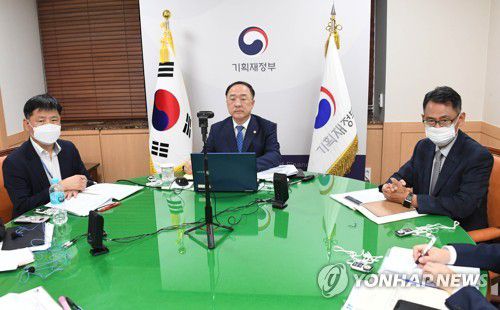 홍남기 기재장관, G20 재무·보건 장관 합동 화상회의 참석(서울=연합뉴스) 홍남기 부총리 겸 기획재정부 장관이 17일 서울 종로구 정부서울청사에서 'G20 재무.보건장관 합동회의'에 화상으로 참석하고 있다. [기획재정부 제공. 재판매 및 DB 금지] zjin@yna.co.kr