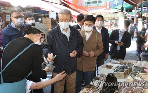 김종인 비상대책위원장 남대문시장 방문(서울=연합뉴스) 진성철 기자 = 국민의힘 김종인 비상대책위원장이 18일 오전 서울 중구 남대문시장을 찾아 상품을 구매하고 있다. 2020.9.18 zjin@yna.co.kr
