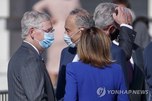 미국 공화당 미치 매코널 상원 원내대표(좌)와 민주당 척 슈머 상원 원내대표(중), 낸시 펠로시 하원의장(우) [EPA=연합뉴스]