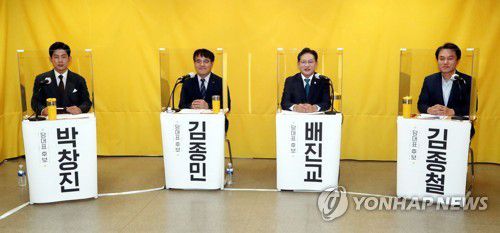 정의당 당대표 후보자 토론회(서울=연합뉴스) 안정원 기자 = 20일 오후 서울 여의도 정의당 중앙당사에서 '정의당 제6기 전국동시당직선거  당대표 후보자 토론회'가 열리고 있다. 
    왼쪽부터 박창진, 김종민, 배진교, 김종철 후보. 2020.9.20 jeong@yna.co.kr
