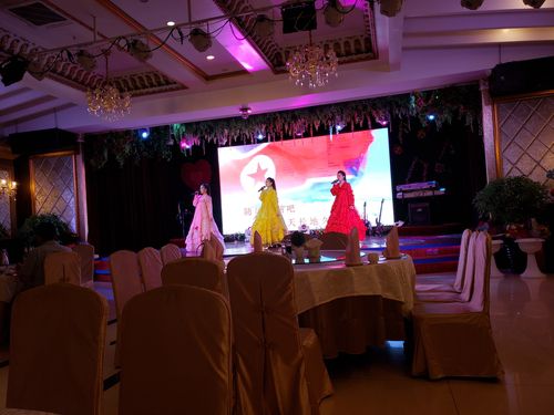 손님이 거의 없는 가운데 공연하는 베이징 북한 식당(베이징=연합뉴스) 심재훈 특파원