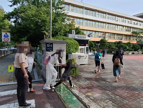 와! 드디어 학교 간다   (서울=연합뉴스) 임성호 기자 = 수도권 등교가 재개된 21일 서울 서초구 반포초등학교에서 학생들이 학교로 발걸음을 옮기고 있다. 2020.9.21 sh@yna.co.kr