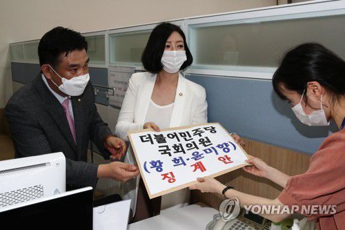 국민의힘, 황희ㆍ윤미향 의원 징계안 제출(서울=연합뉴스) 진성철 기자 = 국민의힘 최승재 원내부대표와 배현진 원내대변인이 17일 오후 국회 의안과에 더불어민주당 황희ㆍ윤미향 의원 징계안을 제출하고 있다. 2020.9.17 zjin@yna.co.kr