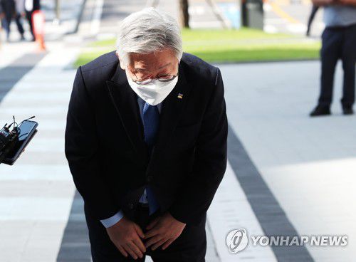 고개 숙여 인사하는 이재명 경기지사(수원=연합뉴스) 홍기원 기자 = '친형 강제입원' 사건과 관련한 허위사실공표 혐의로 항소심에서 당선무효형에 처해졌다가 대법원의 무죄 취지 판결을 받은 이재명 경기도지사가 21일 오후 경기도 수원시 영통구 수원고등법원에서 열린 파기환송심 첫 재판에 출석하며 고개 숙여 인사하고 있다.  xanadu@yna.co.kr