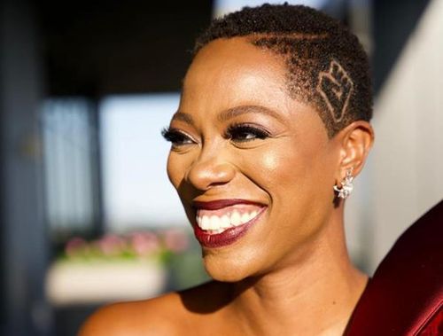 인종차별 철폐 운동 상징을 머리에 형상화한 흑인 배우 이본 오르지[이본 오르지 인스타그램 캡처·재판매 및 DB 금지]