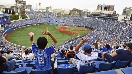 (요코하마 교도=연합뉴스)　신종 코로나바이러스 감염증(코로나19)을 이유로 한 스포츠 관람객 입장 제한이 완화된 19일 일본 요코하마스타디움에서 관중이 경기를 지켜보고 있다.
