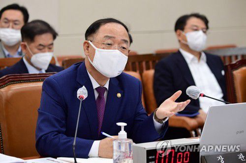 답변하는 홍남기 경제부총리(서울=연합뉴스) 하사헌 기자 = 홍남기 경제부총리 겸 기획재정부 장관이 21일 국회에서 열린 기획재정위원회 전체회의에서 답변하고 있다. 2020.9.21 toadboy@yna.co.kr