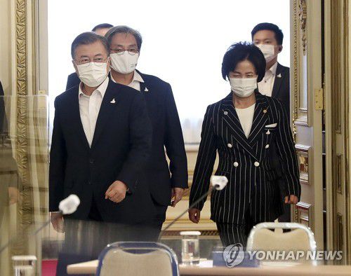 문 대통령과 추미애 장관(서울=연합뉴스) 이진욱 기자 = 문재인 대통령과 추미애 법무부 장관이 21일 오후 청와대에서 열린 제2차 국정원·검찰·경찰 개혁 전략회의에 참석하고 있다. 2020.9.21 cityboy@yna.co.kr