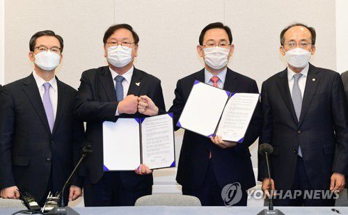 여야 4차 추경 예산안 합의(서울=연합뉴스) 하사헌 기자 = 더불어민주당 김태년 원내대표와 국민의힘 주호영 원내대표가 22일 국회에서 2020년도 제4차 추가경정예산안 합의사항 발표에서 합의문에 서명한 뒤 기념촬영을 하고 있다. 
    왼쪽부터 정성호 국회 예결위원장, 더불어민주당 김태년 원내대표, 국민의힘 주호영 국민의힘 원내대표, 국민의힘 추경호 예결위 간사.   2020.9.22 toadboy@yna.co.kr