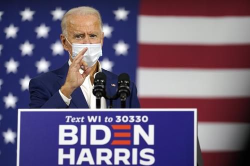 위스콘신에서 마스크 쓰고 연설하는 바이든 
    (매니토웍 AP=연합뉴스) 조 바이든 미국 민주당 대선 후보가 21일(현지시간) 위스콘신주 매니토웍의 알루미늄 공장에서 열린 유세에서 마스크를 착용한 채 연설하고 있다.
(끝)