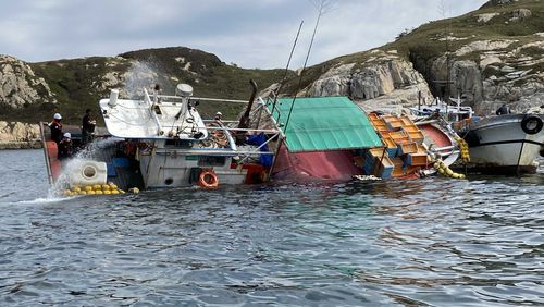 암초에 걸려 45도가량 기울어진 사고 선박[보령해경 제공. 재판매 및 DB 금지]
