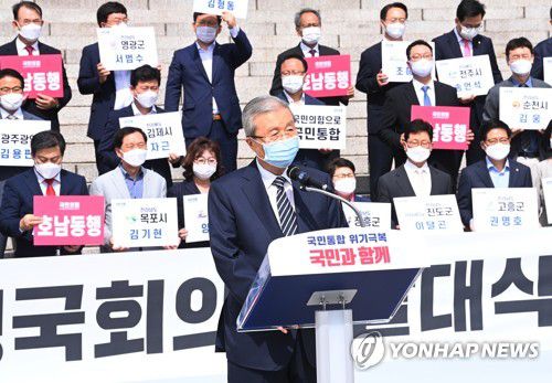 호남동행 취지 밝히는 김종인(서울=연합뉴스) 진성철 기자 = 국민의힘 김종인 비상대책위원장이 23일 국회 본청 앞 계단에서 열린 '호남동행 국회의원 발대식'에서 취지를 밝히고 있다.  2020.9.23 zjin@yna.co.kr