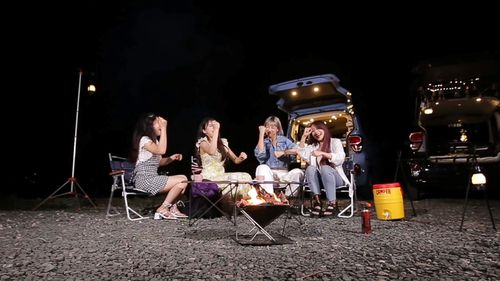 K- WAVE TOUR의 주제 중 K-방역으로 거리두기 차박을 체험하고 있는 글로벌 1인 미디어 한유라, 애나, 하이프래, 체리혜리