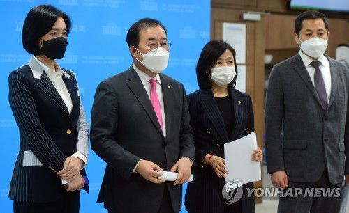 네이버, 다음카카오 국감 증인채택 촉구하는 국민의힘(서울=연합뉴스) 진성철 기자 = 국민의힘 과방위 박성중 간사와 허은아, 황보승희, 박대출 의원이 23일 국회 소통관에서 네이버 이해진·다음카카오 김범수 의장 국정감사 증인 채택 촉구 및 더불어민주당 포털 방탄 국감 규탄 기자회견을 하고 있다. 2020.9.23 zjin@yna.co.kr