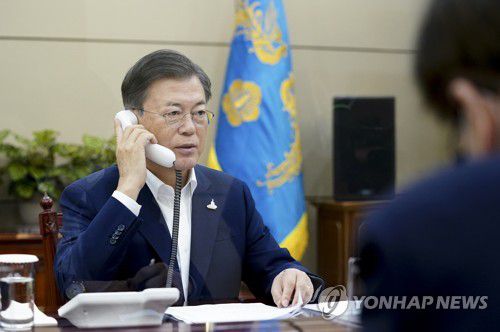 문 대통령, 일본 총리와 전화 회담(서울=연합뉴스) 문재인 대통령이 24일 오전 청와대에서 스가 요시히데(菅義偉) 일본 총리와 전화 회담을 하고 있다. [청와대 제공·재판매 및 DB 금지] photo@yna.co.kr