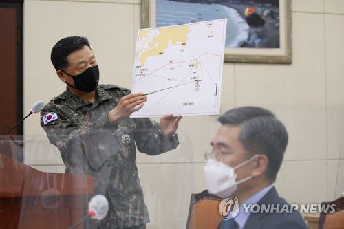 브리핑하는 안영호 합참 작전본부장(서울=연합뉴스) 하사헌 기자 = 안영호 합동참모본부 작전본부장이 24일 오후 서울 여의도 국회에서 열린 국방위 전체회의에 참석, 연평도 인근 실종 공무원 북한 피격 사건 관련 보고를 하고 있다. 2020.9.24 toadboy@yna.co.kr