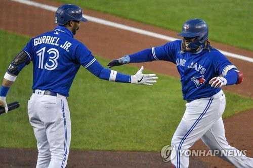 선제 솔로 홈런 친 블라디미르 게레로 주니어(오른쪽)[AP=연합뉴스]