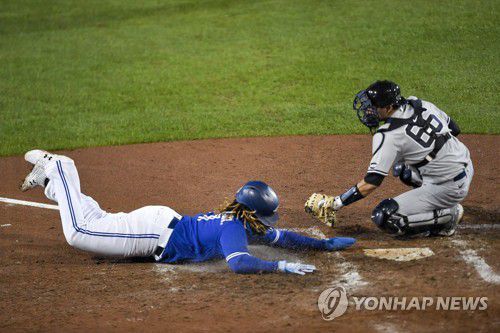 6회 알레한드로 커크의 2루타 때 득점하는 게레로 주니어[AP=연합뉴스]