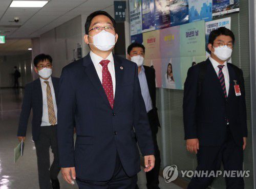 여당 정책위의장 찾은 최대집 의협회장최대집 대한의사협회장(왼쪽)이 지난 24일 국회 의원회관에서 더불어민주당 한정애 정책위의장을 만나기 위해 의원실로 향하고 있다. [연합뉴스 자료사진]