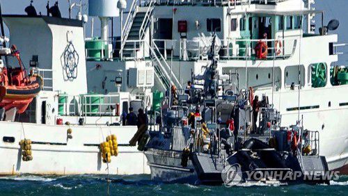 연평도 실종 공무원 탑승했던 어업지도선 조사(연평도=연합뉴스) 백승렬 기자 = 25일 오전 인천시 옹진군 연평도 인근 해상에 정박한 실종된 해양수산부 공무원이 탑승했던 어업지도선 무궁화 10호에서 해경선으로 보이는 선박 관계자들이 조사를 벌이고 있다. 2020.9.25 srbaek@yna.co.kr