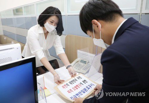 국민의힘, 북한의 피격 도발행위에 관한 긴급현안질문요구서 제출(서울=연합뉴스) 하사헌 기자 = 국민의힘 배현진 원내대변인이 25일 서울 여의도 국회 의안과에 '북한의 대한민국 국민에 대한 피격 도발행위에 관한 긴급현안질문요구서'를 제출하고 있다. 2020.9.25 toadboy@yna.co.kr