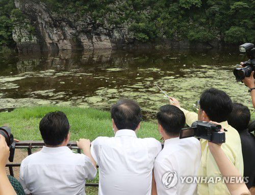 물에 잠긴 반구대암각화 바라보는 이낙연 대표지난 7월 28일 반구대 암각화를 방문한 더불어민주당 이낙연 대표(가운데)가 물에 잠긴 암각화를 바라보고 있다. [연합뉴스 자료사진]