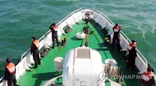 소연평도 인근 해상서 수색하는 해경[인천해양경찰서 제공. 재판매 및 DB 금지]