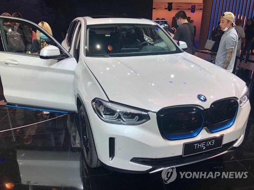 BMW 전기차 iX3(베이징=연합뉴스) 김윤구 특파원 = 26일 중국 베이징에서 개막한 베이징 모터쇼에서 BMW의 전기차 iX3가 전시돼 있다. 2020. 9. 27 ykim@yna.co.kr