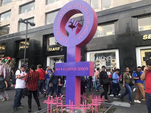 '여성살해 이제 그만' 멕시코 조형물 (멕시코시티=연합뉴스) 고미혜 특파원 = 멕시코 여성살해 희생자를 기억하기 위한 조형물이 멕시코시티 후아레스 대로 예술궁전 앞에 설치돼 있다. 2020.9.27.