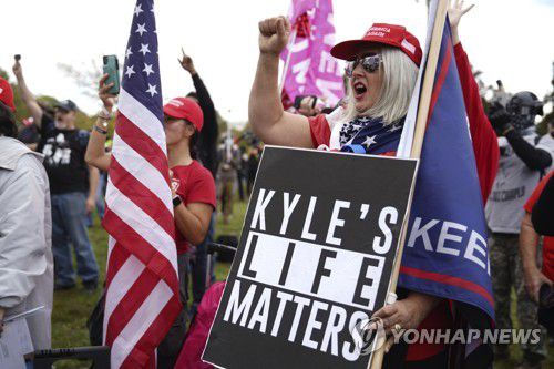 인종차별 시위대에 총을 쏜 카일 리튼하우스를 옹호하는 우파단체 회원[AP=연합뉴스]