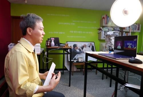 민주당 최고위원회서 코로나19 극복 정책 설명하는 김승수 전주시장[전주시 제공]