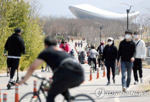 자전거타기와 산책[연합뉴스 자료사진]