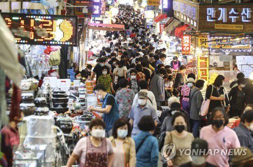 추석 성큼 부전시장 북적(부산=연합뉴스) 강덕철 기자 = 18일 부산 부산진구 부전시장이 추석을 앞두고 제수용품 등을 사려는 사람으로 북적거리고 있다. 2020.9.18 kangdcc@yna.co.kr