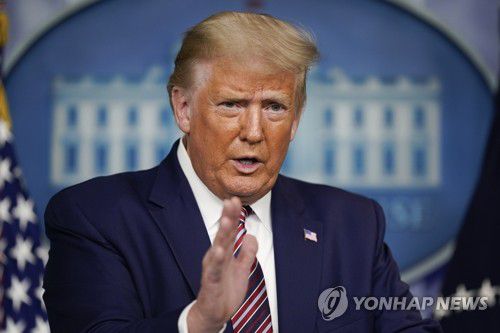 백악관에서 기자회견 진행하는 트럼프 미국 대통령(워싱턴 AP=연합뉴스) 도널드 트럼프 미국 대통령이 27일(현지시간) 버지니아주에서 주말 골프를 친 뒤 백악관으로 복귀해 기자회견을 진행하며 제스처를 취하고 있다. jsmoon@yna.co.kr