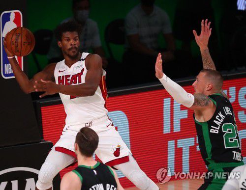 지미 버틀러(흰색 유니폼)[로이터=연합뉴스] Mandatory Credit: Kim Klement-USA TODAY Sports