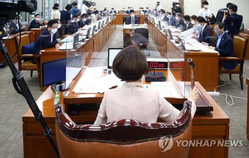 지난 9월 17일 국회에서 열린 보건복지위원회 전체회의에서 한정애 당시 보건복지위원장이 의사봉을 두드리고 있다. [연합뉴스 자료사진]