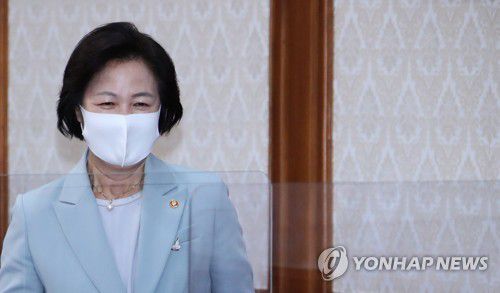 추미애 장관 국무회의 참석(서울=연합뉴스) 백승렬 기자 = 추미애 법무부 장관이 29일 정부서울청사에서 열린 서울-세종 영상국무회의에 참석하고 있다. 2020.9.29 srbaek@yna.co.kr