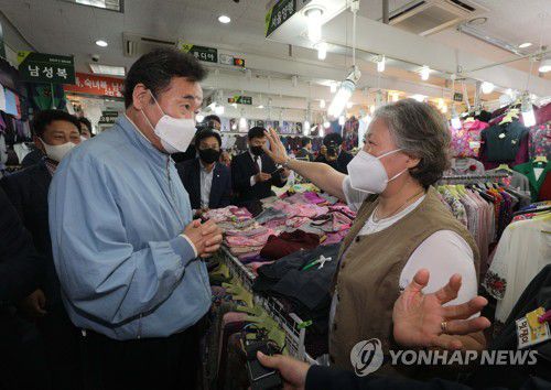 재래시장 상인 호소 듣는 이낙연(서울=연합뉴스) 추석 연휴를 앞둔 29일 오전 더불어민주당 이낙연 대표가 서울 중구 남대문시장을 찾아 한 상인의 호소를 듣고 있다.   2020.9.29   [국회사진기자단] photo@yna.co.kr