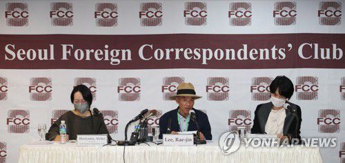 외신기자 상대 기자회견 개최한 이래진씨(서울=연합뉴스) 임헌정 기자 = 북한 피격 사망 공무원 A씨의 형 이래진씨가 29일 오후 서울 중구 한국프레스센터에서 외신기자들을 상대로 기자회견을 하고 있다. kane@yna.co.kr