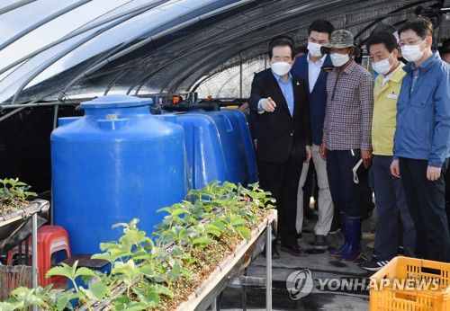 정 총리, 합천 피해현장 방문(서울=연합뉴스) 정세균 국무총리가 추석 연휴 첫날인 30일 경남 합천군 집중호우 피해현장을 방문해 복구 상황을 점검하고 있다. 2020.9.30 [총리실 제공. 재판매 및 DB 금지] photo@yna.co.kr